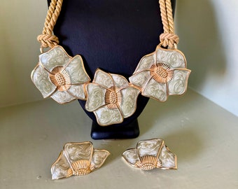 60s ヴィンテージ　ネックレス　war is not healthy ヒッピー 1960's Anti War Medallion Necklace, Boho Pendant War is Not