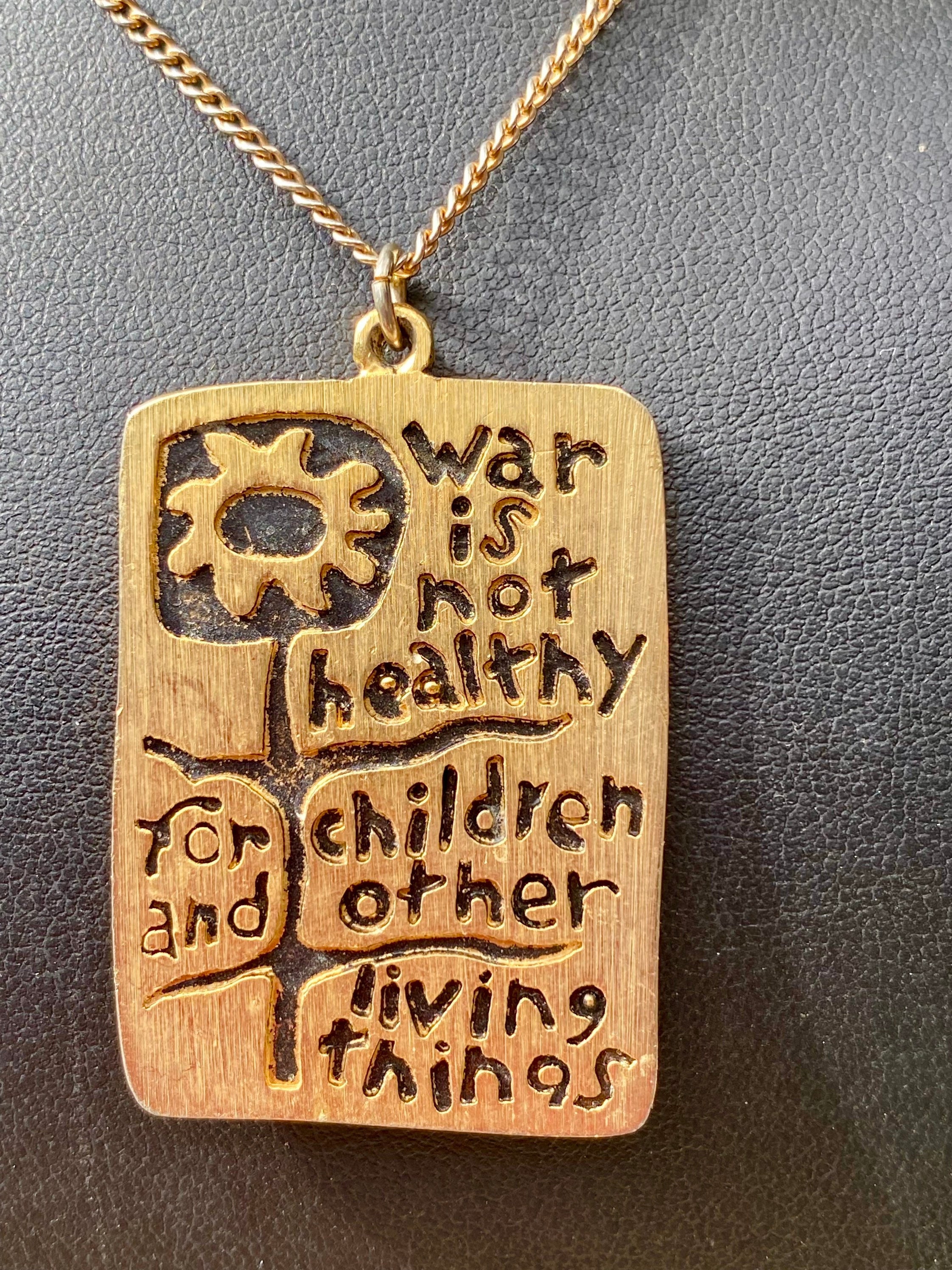 60s ヴィンテージ　ネックレス　war is not healthy ヒッピー 1960's Anti War Medallion Necklace, Boho Pendant War is Not