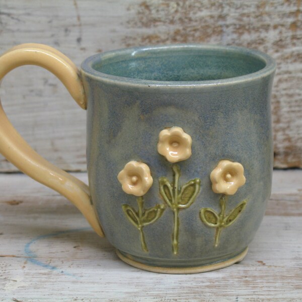 Becher - Tasse Kaffee/Tee - gelbe Bl&uuml;ten - Keramik Hand gemacht Tassen von Heidi