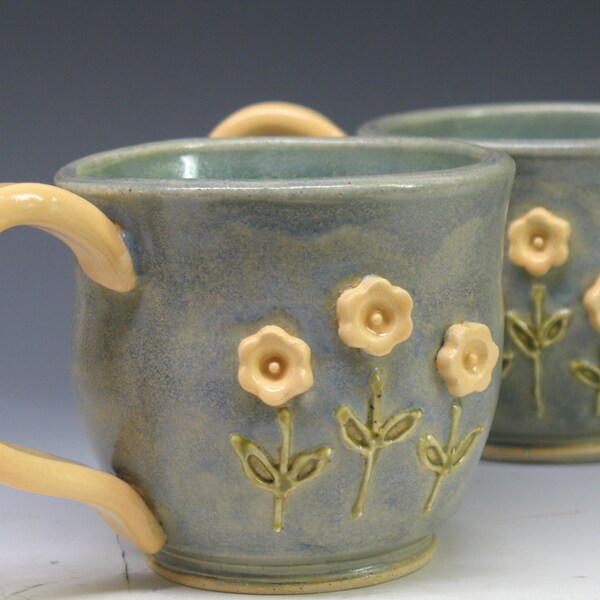 Becher - Tasse Kaffee/Tee - gelbe Bl&uuml;ten - Keramik Hand gemacht Tassen von Heidi