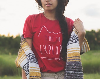 Tijd om Tee | te verkennen Unisex Adventure Travel T-Shirt | Outdoorsy Nature Shirt | Outdoorsy cadeaus voor hem / haar