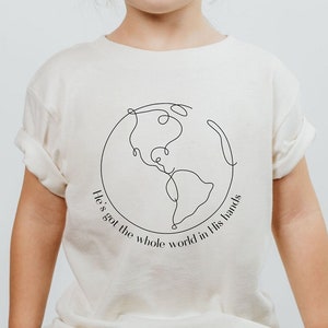 Er hat die ganze Welt in seinen Händen SVG und PNG Design, christliche SVG, christliche Kinder Shirt Design, geschnittene Datei für Cricut, Schrift svg png