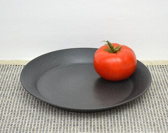 Matte Black *1628 Bennington Luncheon Plate, Bennington Potters Vermont, David Gil and Yusuke Aida, 1960s Black Velvet Dinnerware