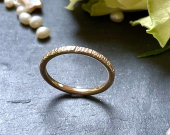 Goldring gehämmert und gehämmert