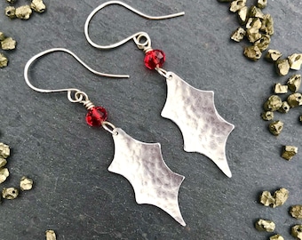 Orecchini a forma di agrifoglio in argento sterling fatti a mano: gioielli natalizi in cristallo Swarovski rosso