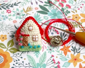 Crochet house pin badge, crochet cottage brooch, crochet tiny house, crochet bag accessories, made to order