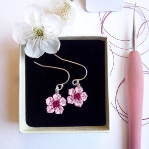 Kirschblüten-Ohrringe, Kirschblüten-Ohrringe, gehäkelte Ohrringe, Frühlingsohrringe, hübsche rosa Blumenohrringe, Dankeschön, Blumenmädchen