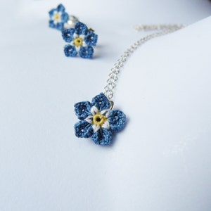 Häkeln Sie Vergissmeinnicht Anhänger, kleine blaue Blume Halskette, etwas Blau