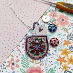 Microgehaakte sterlingzilveren tashanger: talisman-bedelketting