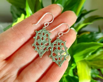 Green crochet leaf earrings, autumn leaf earrings, fall jewellery, gifts for crocheters, anniversary gift, autumn wedding accessory