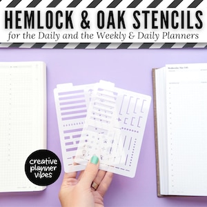 Op de afbeelding: Witte plastic sjablonen met verschillende vormen en lijnen voor planning. De sjablonen worden voor een open planner en een gesloten notitieboek gehouden. De tekst "HEMLOCK & OAK STENCILS" staat bovenaan, met "for the Daily and the Weekly & Daily Planners" eronder.