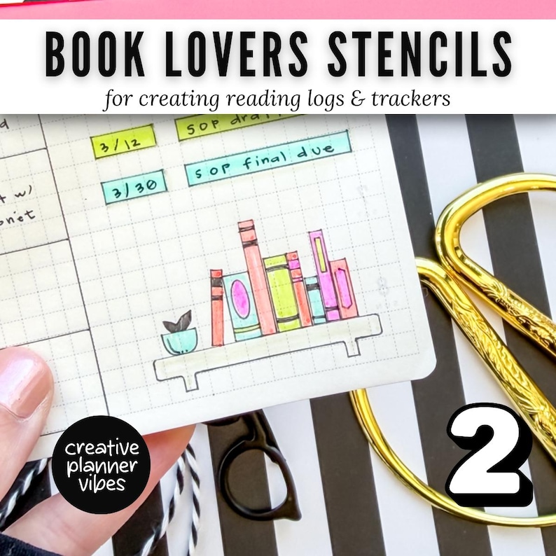 K&ouml;nnte beinhalten: Ein Set von Buchliebhaber-Schablonen zum Erstellen von Lesetageb&uuml;chern und Trackern, mit einer handgezeichneten Illustration eines Regals mit bunten B&uuml;chern und einer kleinen Topfpflanze auf einer Seite mit Rastermuster sowie einer goldenen Schere.