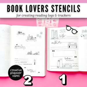 K&ouml;nnte beinhalten: Ein Set aus Kunststoffschablonen mit der Aufschrift BOOK LOVERS STENCILS zum Erstellen von Lesetageb&uuml;chern und Trackern. Die Schablonen zeigen Strichzeichnungen von B&uuml;cherregalen, B&uuml;chern, Brillen und Bewertungssternen in offenen Notizb&uuml;chern.