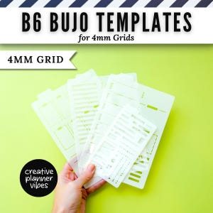 Puede incluir: Un conjunto de plantillas de plástico translúcido para diarios B6, diseñadas para cuadrículas de 4mm. Las plantillas presentan varias formas, líneas y cajas recortadas. El texto dice B6 BUJO TEMPLATES for 4mm Grids, 4MM GRID y creative planner vibes.