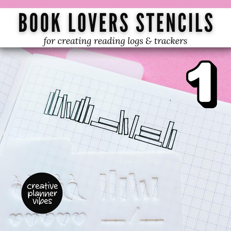 K&ouml;nnte beinhalten: Eine wei&szlig;e Kunststoffschablone mit Ausschnitten von B&uuml;chern, Herzen und Linien f&uuml;r Lesetageb&uuml;cher, platziert auf einer karierten Notizbuchseite. Der Text BOOK LOVERS STENCILS for creating reading logs & trackers und die Zahl 1 sind sichtbar.