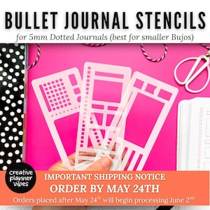 Op de afbeelding: Witte bullet journal sjablonen op een roze achtergrond. De sjablonen zijn voor 5 mm gestippelde journals en bevatten verschillende vormen en ontwerpen. Tekst op de afbeelding luidt "BULLET JOURNAL STENCILS" en "ORDER BY MAY 24TH".