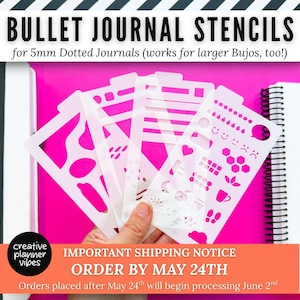 Può includere: Una mano tiene un set di stencil bianchi per bullet journal su uno sfondo rosa acceso. Gli stencil hanno varie forme e icone per la pianificazione e la tenuta del diario. Il testo in alto recita "BULLET JOURNAL STENCILS".