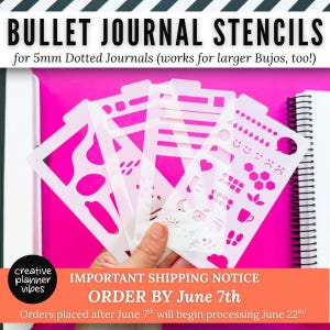 Puede incluir: Un conjunto de cuatro plantillas de plástico blanco translúcido para bullet journal con varios recortes que incluyen formas geométricas, líneas, iconos y símbolos meteorológicos. El texto BULLET JOURNAL STENCILS aparece arriba.