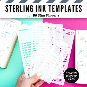 Könnte beinhalten: Ein Set aus durchscheinenden Kunststoffschablonen mit der Aufschrift Sterling Ink Templates for B6 Slim Planners, die verschiedene Ausstanzungen für Checkboxen, Linien und Symbole enthalten und vor einem türkis- und magentafarbenen Hintergrund liegen.