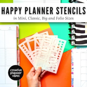 Può includere: Un set di stencil in plastica traslucida per agende, con varie forme ritagliate come cuori, stelle e icone. Il testo HAPPY PLANNER STENCILS in Mini, Classic, Big and Folio Sizes è visualizzato nella parte superiore dell'immagine.