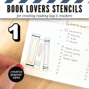 K&ouml;nnte beinhalten: Eine wei&szlig;e Kunststoff-Schablone mit der Aufschrift BOOK LOVERS STENCILS zum Erstellen von Leseprotokollen und Trackern. Die Schablone enth&auml;lt Ausschnitte von drei Buchr&uuml;cken. Sie liegt auf einer karierten Planerseite mit handschriftlichen Notizen.