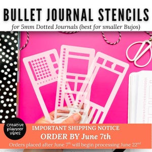 Puede incluir: Tres plantillas de plástico translúcido para bullet journal con varios recortes geométricos, cuadrículas y formas para diarios de puntos de 5 mm. Las plantillas se muestran sobre un fondo rosa brillante con el texto BULLET JOURNAL STENCILS.
