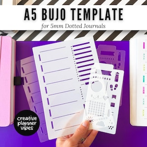 Può includere: Stencil bianchi A5 Bujo per diari a punti da 5 mm. Gli stencil includono varie forme e layout per il bullet journaling. Il testo sull'immagine recita "A5 BUJO TEMPLATE" e "creative planner vibes".