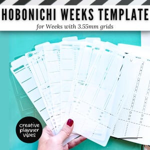 Può includere: Un set di stencil in plastica traslucida per un'agenda Hobonichi Weeks con griglie da 3,55 mm. Gli stencil presentano varie forme, linee e riquadri ritagliati per organizzare gli impegni. Il testo HOBONICHI WEEKS TEMPLATE per Weeks con griglie da 3,55 mm è visibile.