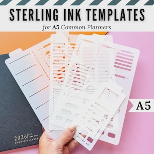 Op de afbeelding: Een set doorzichtige witte plastic sjablonen voor A5-planners, met diverse uitsparingen voor lijnen, vakjes en iconen. De tekst STERLING INK TEMPLATES for A5 Common Planners en 2026 A5 PART ONE COMMON PLANNER is op de items zichtbaar.