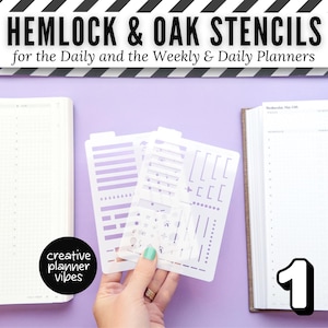 以下が含まれることがあります： 「HEMLOCK & OAK STENCILS」と「for the Daily and the Weekly & Daily Planners」の文字が入った、日次および週次プランナー用の白いステンシル。紫色の背景に、開いたプランナーの前にステンシルが置かれています。