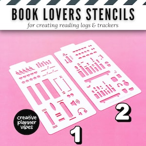 K&ouml;nnte beinhalten: Zwei wei&szlig;e Kunststoffschablonen mit der Beschriftung 1 und 2, die Ausschnitte f&uuml;r Lesetageb&uuml;cher und Tracker enthalten. Die Schablonen zeigen Formen wie Herzen, Sterne, B&uuml;cher, Kopfh&ouml;rer und Rahmen. Text: BOOK LOVERS STENCILS und creative planner vibes.