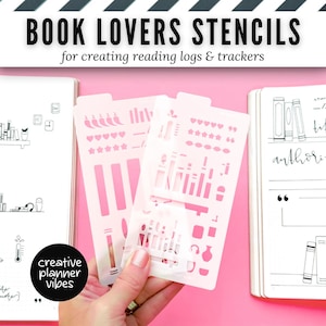 K&ouml;nnte beinhalten: Zwei halbtransparente wei&szlig;e Kunststoffschablonen mit verschiedenen Ausschnitten von B&uuml;chern, Herzen, Sternen und leserelevanten Symbolen. Die Schablonen liegen auf einer rosa Oberfl&auml;che, flankiert von offenen Notizb&uuml;chern mit schwarzen Tintenzeichnungen.