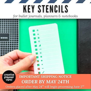 Puede incluir: Un esténcil de plástico blanco con varias formas y símbolos, sostenido sobre un fondo verde. El esténcil está diseñado para bullet journals, planificadores y cuadernos. El texto en el esténcil dice "KEY STENCILS".