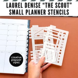 Puede incluir: Plantillas de planificador de plástico blanco con varias formas e iconos, incluyendo líneas, cuadros y símbolos. Las plantillas se sostienen cerca de un planificador abierto con un diseño de calendario. El texto "LAUREL DENISE 'THE SCOUT' SMALL PLANNER STENCILS" está en la parte superior.
