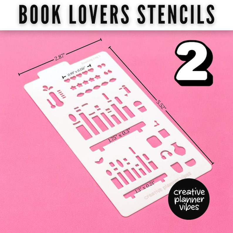 K&ouml;nnte beinhalten: Eine wei&szlig;e rechteckige Schablonenplatte mit der Aufschrift BOOK LOVERS STENCILS und der Zahl 2. Sie enth&auml;lt verschiedene Ausstanzungen wie Sterne, Herzen und Rechtecke. Die Ma&szlig;e sind mit 7,29 cm mal 14,02 cm angegeben, mit kleineren Ausschnitten von 2,51 cm.