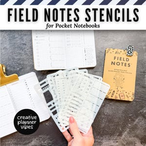 Peut inclure: Un ensemble de pochoirs en plastique blanc translucide conçus pour les carnets de poche, présentant diverses formes géométriques, icônes et motifs de grille. Les pochoirs sont présentés avec un carnet à grille ouvert et un carnet Field Notes.