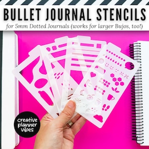 Puede incluir: Plantillas blancas para bullet journal con varias formas y diseños, incluyendo corazones, nubes y líneas, sobre un fondo rosa brillante. El texto de la imagen dice "BULLET JOURNAL STENCILS" y "creative planner vibes."