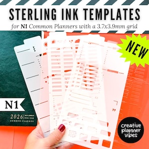 Puede incluir: Un conjunto de plantillas de plástico blanco para planificadores, con diversas formas y diseños. La imagen incluye el texto "STERLING INK TEMPLATES" y "for N1 Common Planners with a 3.7x3.9mm grid". También se ve una agenda verde y una pegatina "NEW".