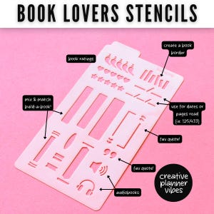 K&ouml;nnte beinhalten: Eine hellrosa Kunststoff-Schablonenplatte mit der Aufschrift BOOK LOVERS STENCILS, die verschiedene Ausstanzungen f&uuml;r Buchbewertungen, Sterne, Herzen, Buchr&auml;nder, Datumslinien, Anf&uuml;hrungszeichen sowie Symbole f&uuml;r H&ouml;rb&uuml;cher und Kopfh&ouml;rer enth&auml;lt.