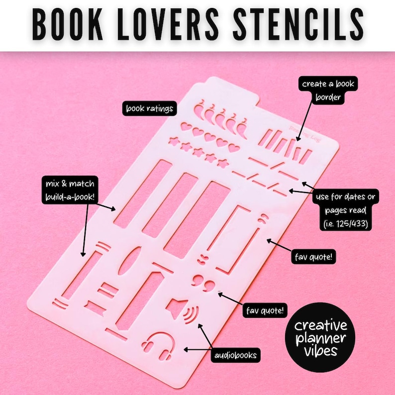 K&ouml;nnte beinhalten: Eine hellrosa Kunststoff-Schablonenplatte mit der Aufschrift BOOK LOVERS STENCILS, die verschiedene Ausstanzungen f&uuml;r Buchbewertungen, Sterne, Herzen, Buchr&auml;nder, Datumslinien, Anf&uuml;hrungszeichen sowie Symbole f&uuml;r H&ouml;rb&uuml;cher und Kopfh&ouml;rer enth&auml;lt.