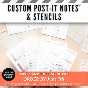 Op de afbeelding: Een verzameling witte plastic stencils en witte vellen papier met rasterlijnen en lay-outs met opsommingstekens. De afbeelding bevat de tekst CUSTOM POST-IT NOTES & STENCILS bovenaan en een verzendbericht onderaan over 7 juni.
