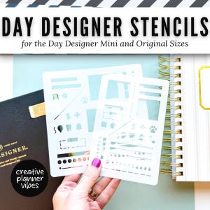 Puede incluir: Dos plantillas de plástico blanco con varias formas, iconos y líneas para agendas. Las plantillas incluyen símbolos como una huella de pata, un signo de dólar, un globo y un diente. El texto en la parte superior dice DAY DESIGNER STENCILS for the Day Designer Mini and Original Sizes.