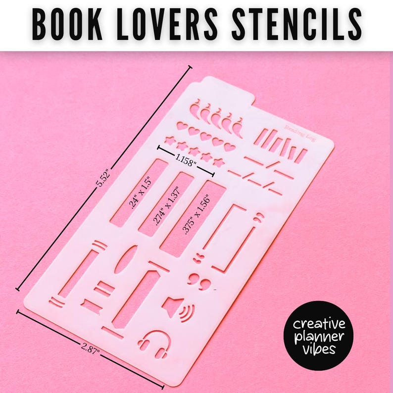 K&ouml;nnte beinhalten: Eine hellrosa Kunststoff-Schablonenplatte mit der Aufschrift BOOK LOVERS STENCILS und verschiedenen Ausstanzungen wie Herzen, Sternen und buchbezogenen Symbolen. Die Ma&szlig;e betragen 14,02 cm mal 7,29 cm, mit internen Ausstanzungen von 2,94 cm Breite.
