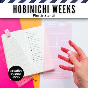 Könnte beinhalten: Eine durchscheinende rosa Kunststoffschablone für Hobonichi Weeks Planer mit horizontalen Linien und verschiedenen kleinen geometrischen Symbolen am unteren Rand, gehalten vor einem weißen Hintergrund neben einem offenen Notizbuch.