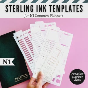 Peut inclure: Un ensemble de pochoirs en plastique blanc étiquetés Sterling Ink Templates for N1 Common Planners, présentant diverses découpes pour des icônes météo, des listes et des grilles, accompagnés d'un carnet N1 Common Planner 2026 vert foncé.