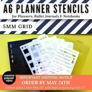 Op de afbeelding: A6 planner sjablonen voor planners, bullet journals en notebooks. De witte sjablonen bevatten verschillende vormen en ontwerpen. De tekst "5MM GRID" is zichtbaar. De sjablonen liggen op een gele achtergrond met een zwart notitieboek.