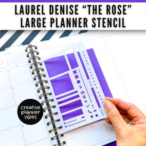 Könnte beinhalten: Eine durchscheinende Kunststoff-Planerschablone mit der Aufschrift Laurel Denise The Rose Large Planner Stencil, die verschiedene rechteckige Ausschnitte, Symbole wie Dollarzeichen, Kuchen, Pfotenabdruck, Häkchen, Telefon und Stern enthält.
