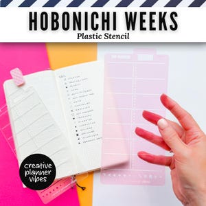 Op de afbeelding: Een doorschijnend roze plastic sjabloon voor Hobonichi Weeks planners, voorzien van horizontale lijnen en diverse kleine geometrische iconen aan de onderkant. Het sjabloon is rechthoekig met een lipje aan de bovenkant.