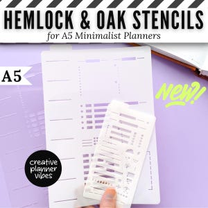 Op de afbeelding: Witte Hemlock & Oak sjablonen voor A5 minimalistische planners. De afbeelding toont twee witte plastic sjablonen met verschillende vormen en lijnen voor planning. Eén sjabloon wordt door een hand vastgehouden. De tekst "NEW?!" is in neon groen.