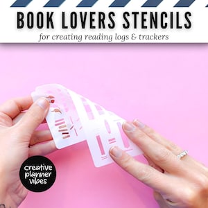 K&ouml;nnte beinhalten: Eine flexible, durchscheinende wei&szlig;e Kunststoff-Schablone mit verschiedenen ausgeschnittenen Formen, darunter B&uuml;cher und Symbole rund ums Lesen. Der Text BOOK LOVERS STENCILS for creating reading logs & trackers ist oben auf dem Bild zu sehen.